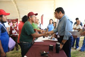 El gobernador Javier May Rodríguez entregó Títulos de propiedad a familias de la ranchería Independencia primera sección, en Comalcalco, como parte de las acciones para brindar certeza jurídica y fortalecer el patrimonio de los tabasqueños.