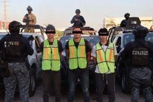 Elementos de la SSPC detuvieron a tres presuntos responsables por los delitos de homicidio durante un operativo de inteligencia realizado en la colonia Infonavit Atasta, en el municipio de Centro, Tabasco.