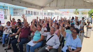 Integrantes de la comunidad y personal médico participaron en la primera asamblea del programa La Clínica Es Nuestra, donde se definieron las prioridades para mejorar las Unidades médicas de Tabasco.