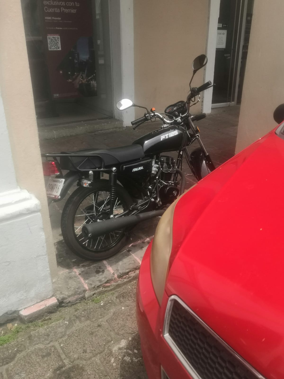 filas de vehículos estacionados en la calle Independencia