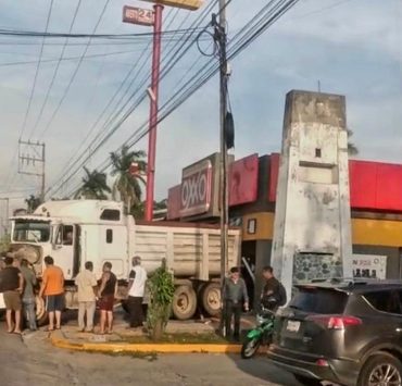 Camión de volteo arrastra camioneta