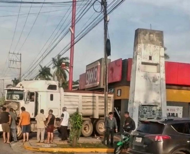 Camión de volteo arrastra camioneta