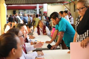 Durante la Jornada de Atención al Pueblo en Territorio, familias de Plátano y Cacao recibieron servicios y orientación de distintas dependencias del Gobierno de Tabasco.