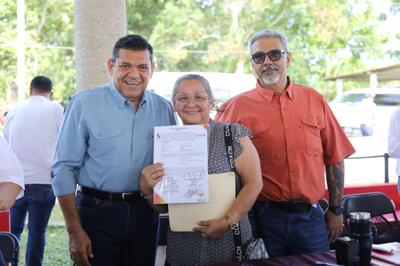 En Tenosique entregan títulos de propiedad