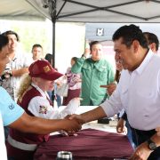 Javier May acerca la atención gubernamental a familias