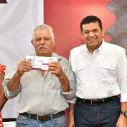 Javier May entrega tarjetas Bienestar