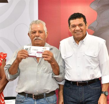 Javier May entrega tarjetas Bienestar