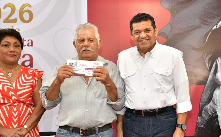 Javier May entrega tarjetas Bienestar