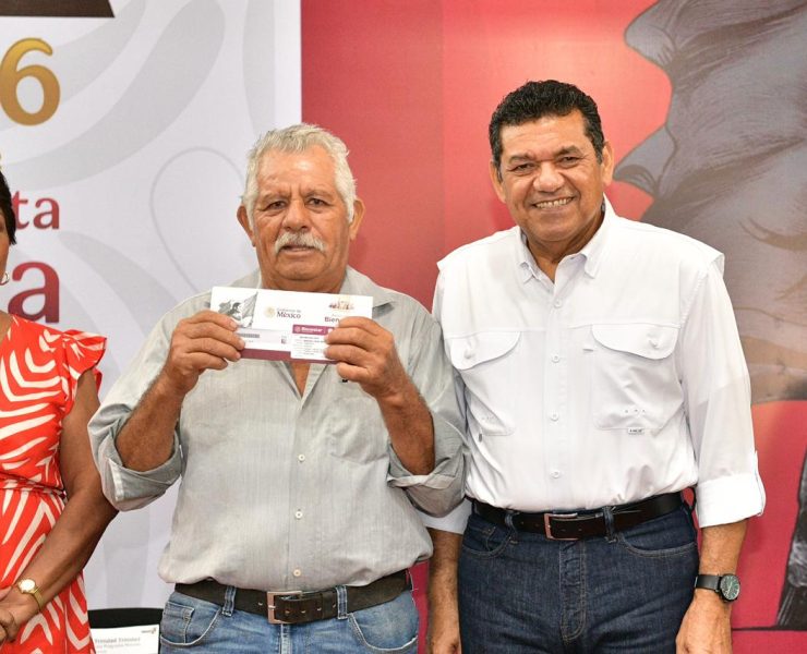 Javier May entrega tarjetas Bienestar