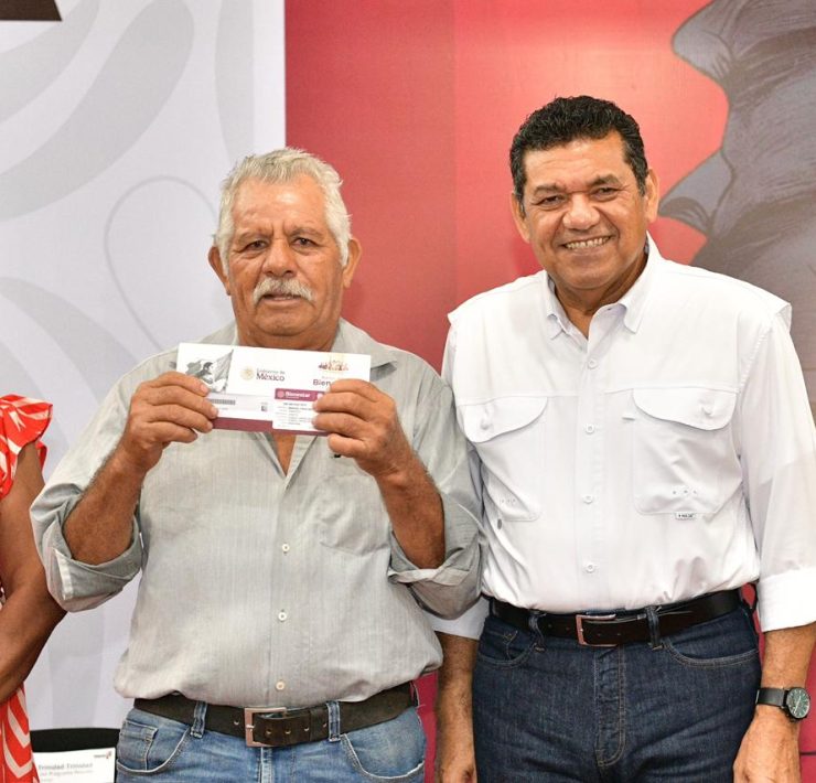 Javier May entrega tarjetas Bienestar