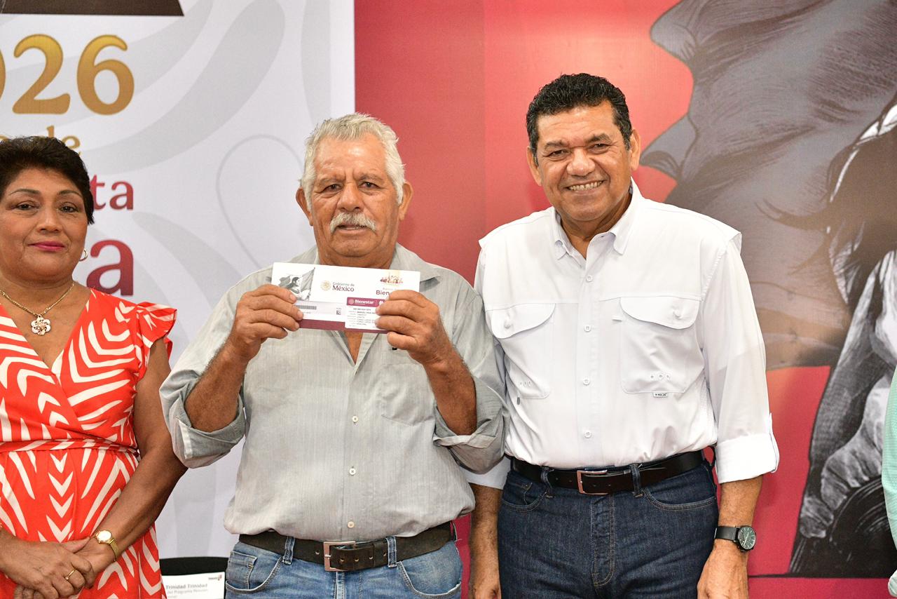 Javier May entrega tarjetas Bienestar