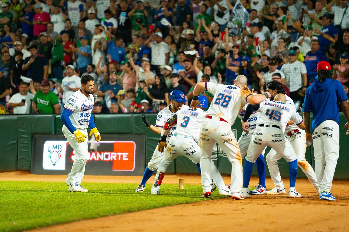 Alan Espinoza conecta jonrón decisivo y elimina a Bravos de León