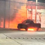 Quema de vehículos en Villahermosa deja varios detenidos
