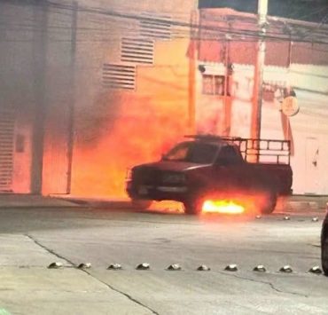 Quema de vehículos en Villahermosa deja varios detenidos