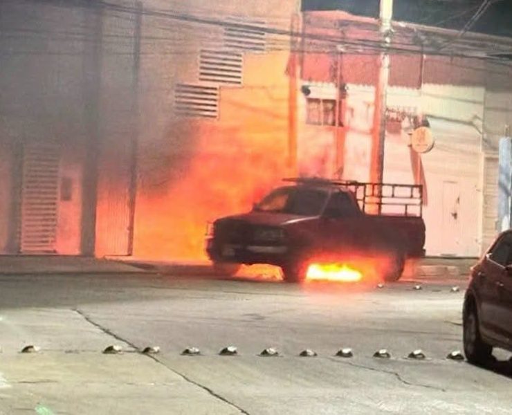 Quema de vehículos en Villahermosa deja varios detenidos