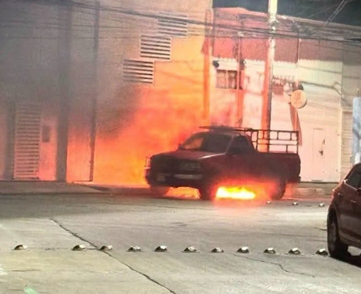 Quema de vehículos en Villahermosa deja varios detenidos