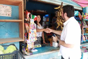 Daniel Casasús Ruz recorrió la ranchería Acachapan y Colmena 1ra. Sección, donde dialogó con habitantes y participó en actividades de credencialización de militantes de Morena.