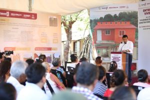 Familia beneficiaria recibe las llaves de su nuevo hogar, como parte de las acciones de Viviendas para el Bienestar en Centro, Tabasco.