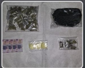 Durante el operativo, la SSPC de Tabasco aseguró envoltorios con sustancias con características similares a la marihuana y metanfetamina, además de dinero en efectivo y equipo de telefonía celular.
