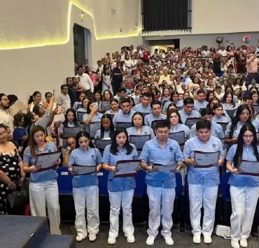 Egresados de cuatro licenciaturas concluyen su formación profesional