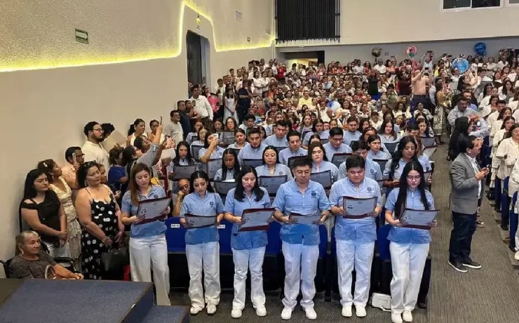 Egresados de cuatro licenciaturas concluyen su formación profesional