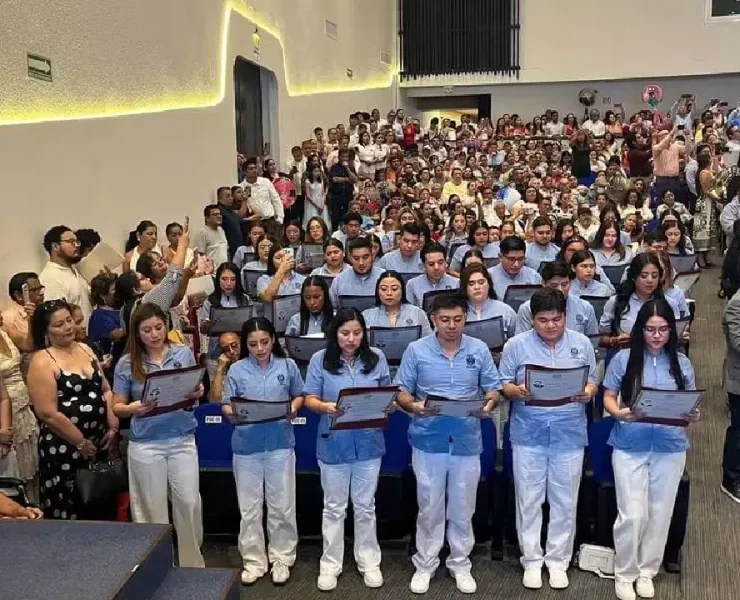 Egresados de cuatro licenciaturas concluyen su formación profesional