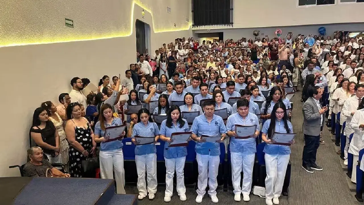 Egresados de cuatro licenciaturas concluyen su formación profesional