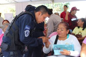 Elementos de la Secretaría de Seguridad y Protección Ciudadana participaron en la Jornada de Paz en Centro, acercando información preventiva y orientación a familias de Villa Parrilla II.