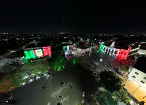 La Plaza de Armas de Tabasco se iluminó con los colores de la bandera durante el Encendido de luces patrias, reuniendo a familias para celebrar el inicio de las Fiestas Patrias.