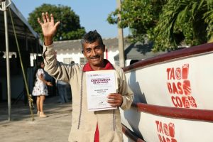 El Gobierno del Pueblo entregó cayucos a 100 pescadores y pescadoras de Tabasco, como parte del programa Embarcaciones Menores para fortalecer sus actividades productivas y apoyar la economía de las comunidades ribereñas.
