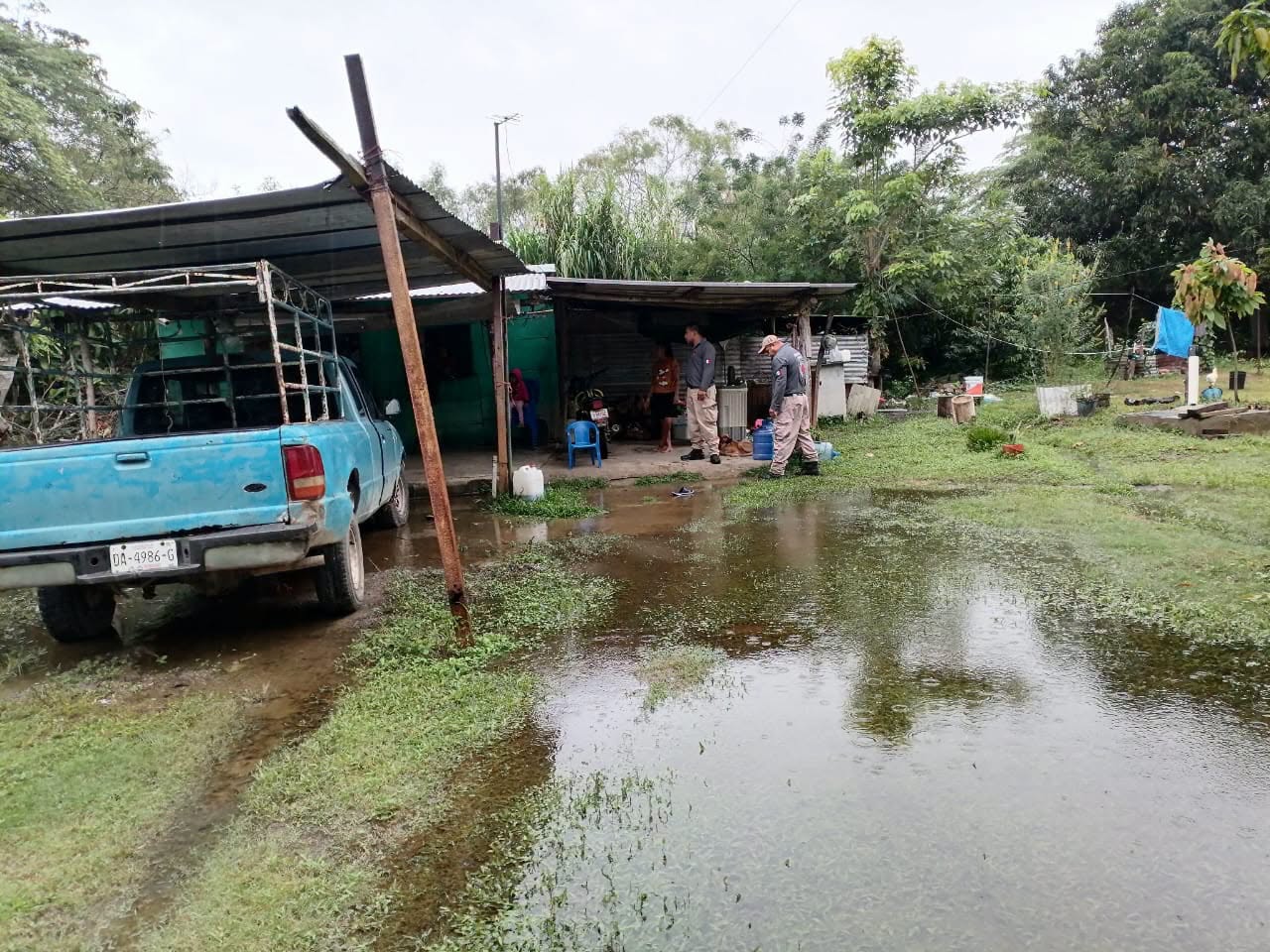 Agua comienza a filtrarse hacia viviendas