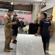 Aseguran casi 10 kilos de posibles sustancias ilícitas en la aduana del AICM