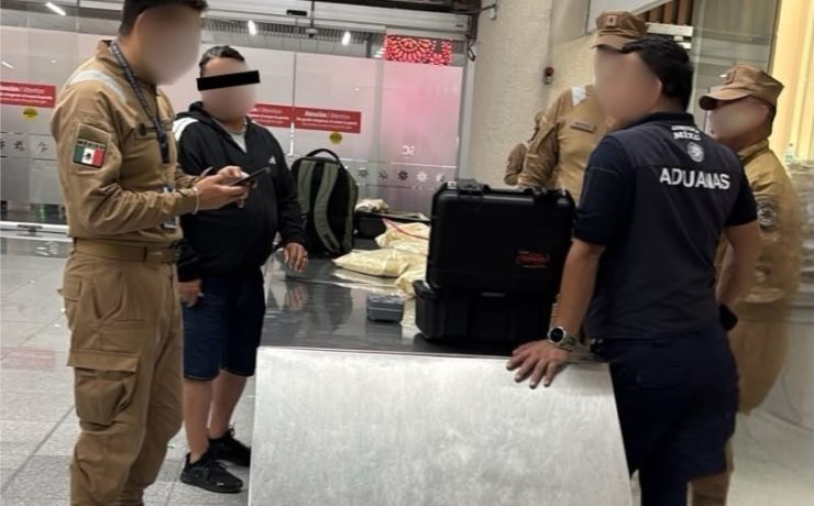 Aseguran casi 10 kilos de posibles sustancias ilícitas en la aduana del AICM