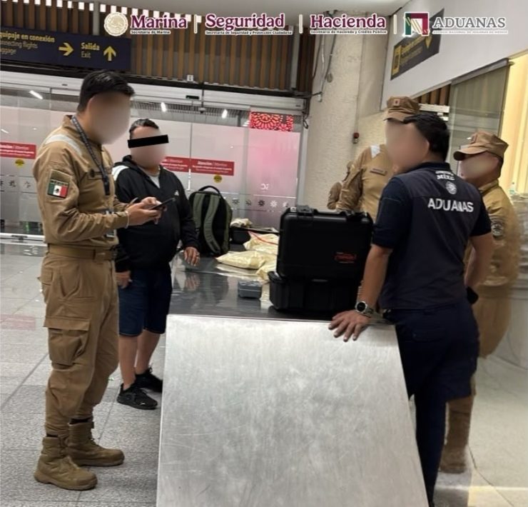 Aseguran casi 10 kilos de posibles sustancias ilícitas en la aduana del AICM