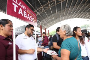 Javier May Rodríguez encabezó las Jornadas de Atención en Territorio en la villa Macultepec, Centro, donde más de 300 personas recibieron servicios y atención directa de diversas dependencias del Gobierno del Pueblo.