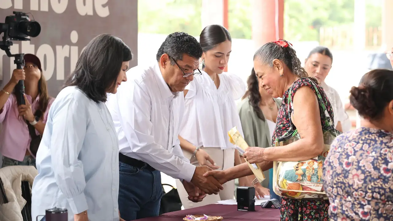 Bienestar a familias de Centro Gobierno de Tabasco acerca servicios y trámites