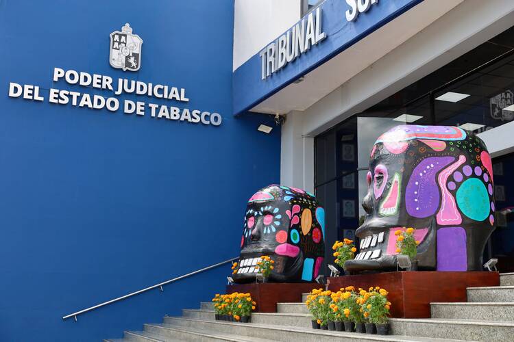 Calaveras adornan el recinto judicial