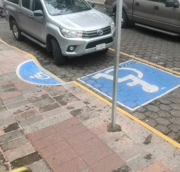 Continúan violando la ley