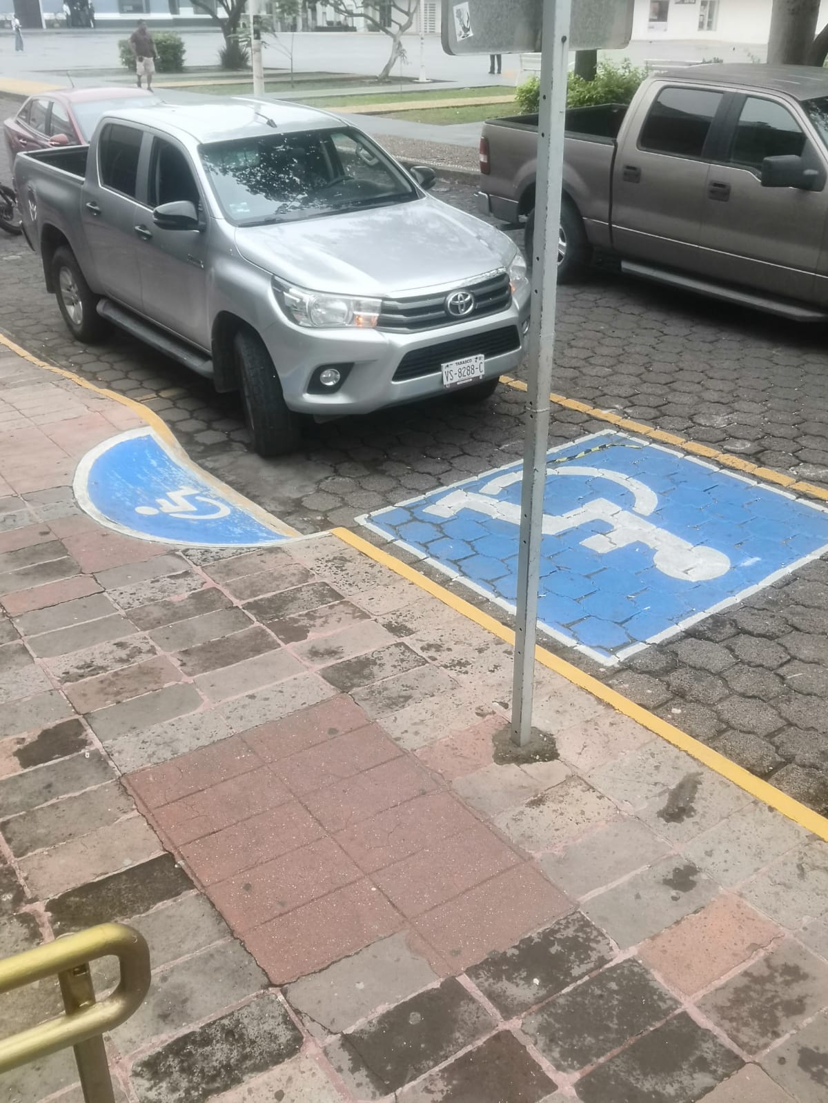 Continúan violando la ley