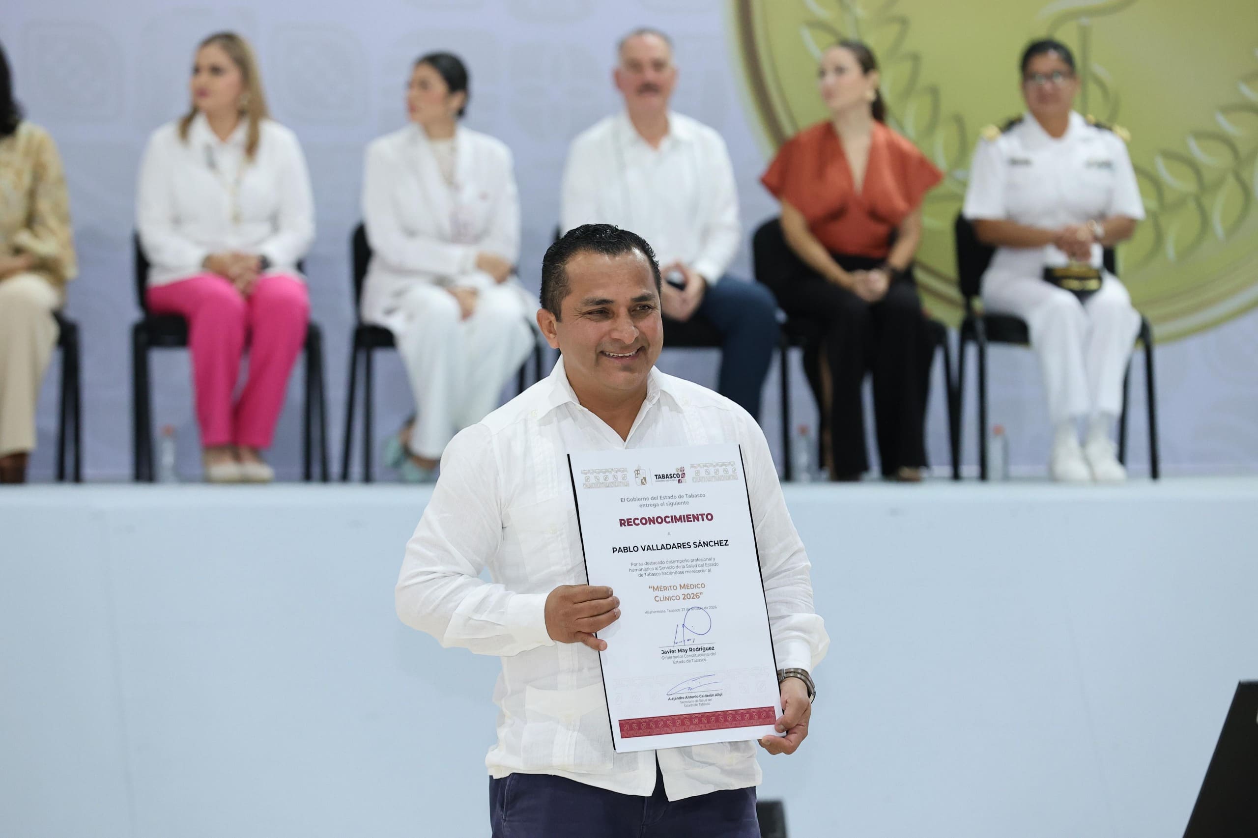 Distinguen a 26 profesionales de la salud