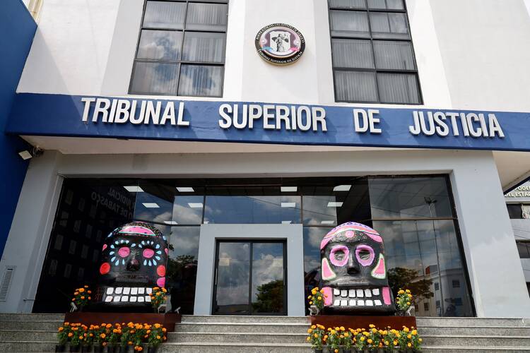 Inauguran altar de muertos