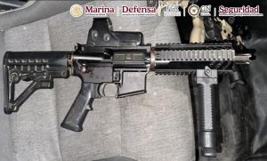 Fuerzas federales aseguraron dos armas largas, dos cargadores y 22 cartuchos durante el operativo en el que detuvieron a Arturo Enrique “N” en Zapopan, Jalisco.