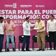 Javier May entrega apoyos de Bienestar y Plenitud