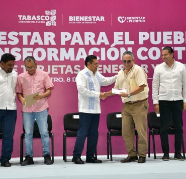 Javier May entrega apoyos de Bienestar y Plenitud