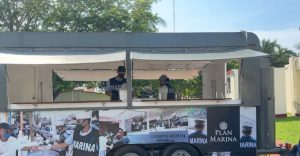 Personal de la Secretaría de Marina realiza labores preventivas y de auxilio ante el huracán Simón, mientras se mantienen restricciones a la navegación en diversos puertos del Pacífico mexicano para reducir riesgos y salvaguardar la vida humana.