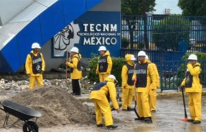 La Secretaría de Marina mantiene el monitoreo de las condiciones meteorológicas y coordina acciones de prevención y auxilio ante el huracán Simón, con brigadas de emergencia preparadas para atender a la población y responder ante posibles inundaciones y afectaciones en las zonas costeras.