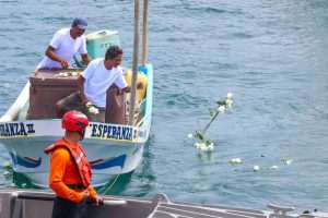Autoridades civiles y navales rindieron homenaje a las víctimas del huracán Otis con una ofrenda floral en la bahía de Acapulco, recordando la solidaridad y la fortaleza de las familias guerrerenses ante la tragedia.