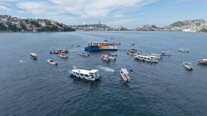 La Secretaría de Marina participó en la ceremonia conmemorativa por el tercer aniversario del Impacto del Huracán “OTIS” en Acapulco, Guerrero, para honrar la memoria de las víctimas y reconocer la labor del personal naval durante la emergencia.