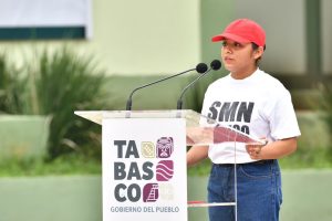 Diez mujeres voluntarias concluyeron su adiestramiento en el Servicio Militar Nacional en Tabasco, demostrando su compromiso con México y destacando la participación femenina en la formación cívica y militar.