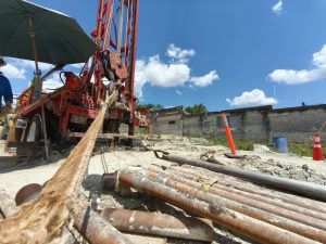 El nuevo pozo profundo suministrará 15 litros por segundo y complementará la red de distribución de agua potable para fortalecer el servicio en la colonia Cocoyol de Tenosique.